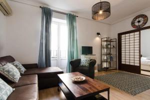 salon z kanapą i stołem w obiekcie 1 bedroom 1 bathroom furnished - Chueca - bright in downtown area - MintyStay w Madrycie