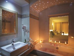Kúpeľňa v ubytovaní Atrium Prestige Thalasso Spa Resort & Villas