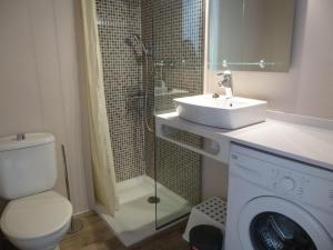 y baño con aseo, lavabo y lavadora. en Apart-rent Apartment Bahia 0022, en Empuriabrava