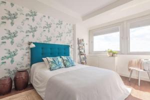 1 dormitorio con 1 cama con cabecero azul en 1 bedroom 1 bathroom furnished - Justicia - Incredible views - MintyStay en Madrid
