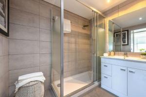 y baño con ducha y lavamanos. en 1 bedroom 1 bathroom furnished - Justicia - Incredible views - MintyStay en Madrid