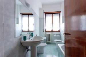 biała łazienka z umywalką i toaletą w obiekcie Porta della Musa w mieście Ascoli Piceno +16 zdjęć