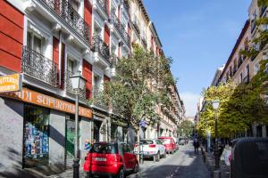 een straat met auto's aan de kant van de weg bij Minty Stay - Valverde in Madrid
