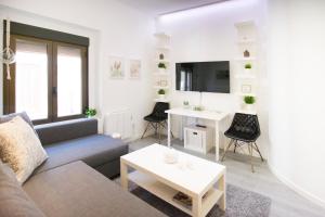 sala de estar con sofá y mesa en 1 bedroom 1 bathroom- MintyStay - Plaza de San Idelfonso, en Madrid