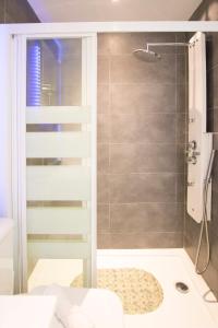 baño con ducha y puerta de cristal en 1 bedroom 1 bathroom- MintyStay - Plaza de San Idelfonso, en Madrid