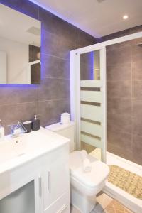 La salle de bains blanche est pourvue de toilettes et d'un lavabo. dans l'établissement 1 bedroom 1 bathroom- MintyStay - Plaza de San Idelfonso, à Madrid