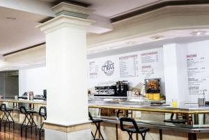 Reštaurácia alebo iné gastronomické zariadenie v ubytovaní Hotel El Cruce Chauchina