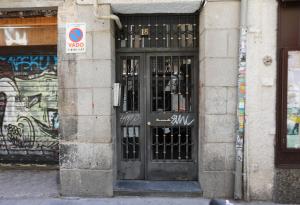 マドリードにあるApartamento Ballestaの落書きが施された建物への扉