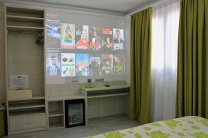 Un dormitorio con una pared con carteles. en Rambla Alicante Contactless, en Alicante