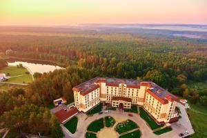 una vista aérea de un edificio universitario con un lago en Medical&Spa Resort Alfa Radon, en Baraviki