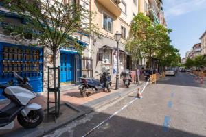 una calle con motocicletas estacionadas al costado de la carretera en Executive -2Bedrooms 2Bathrooms - Salamanca - MintyStay, en Madrid