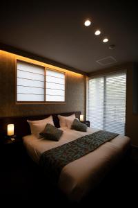 a bedroom with a large bed with two pillows at Hotel Sengokuhara 533 in Hakone