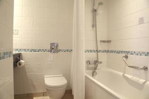 Ett badrum på Holiday Inn Brentwood, an IHG Hotel