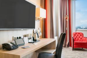 TV a/nebo společenská místnost v ubytování Best Western Hotel Dreiländerbrücke Weil am Rhein / Basel