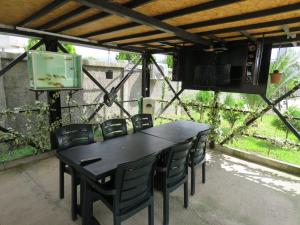 巴統的住宿－Apartments and cottages in Batumi，天井上摆放着黑色的桌椅