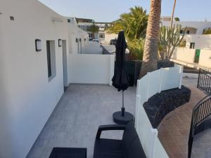 Un balcon sau o terasă la casa sea front costa teguise