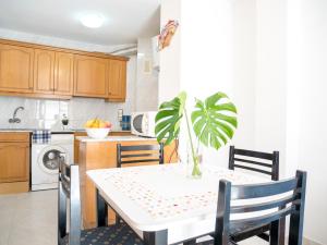 una cocina con una mesa con una maceta. en Apartamentos Playa Cargador, en Alcossebre