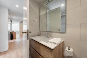een badkamer met een wastafel en een spiegel bij 2 bedroom 2 bathroom furnished - Salamanca - bright & Stylish - MintyStay in Madrid
