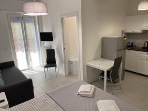Kuchyňa alebo kuchynka v ubytovaní Stadio 1 - Appartamenti monolocali con bagno privato Verona