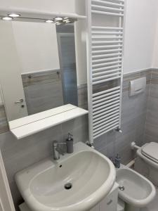 Kúpeľňa v ubytovaní Stadio 1 - Appartamenti monolocali con bagno privato Verona