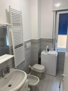 Kúpeľňa v ubytovaní Stadio 1 - Appartamenti monolocali con bagno privato Verona