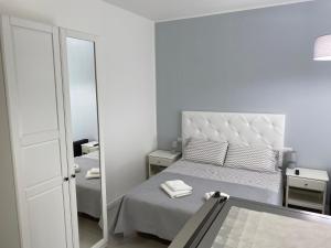 una piccola camera con letto e specchio di Stadio 1 - Appartamenti locazione turistica Verona a Verona