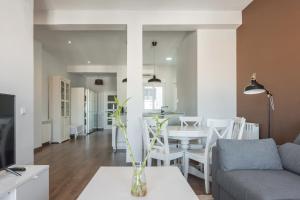 ein Wohnzimmer mit einem Sofa und einem Tisch in der Unterkunft MintyStay - Paseo de las Delicias in Madrid