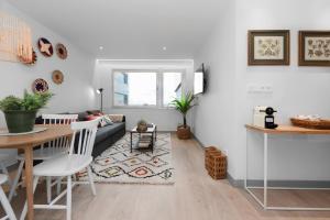 sala de estar con mesa y sofá en 2 bedrooms 1 bathroom furnished - Justicia - Executive style - MintyStay en Madrid