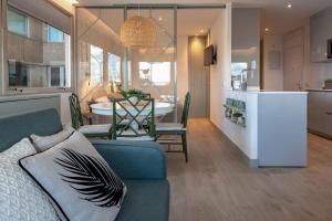 een woonkamer en een keuken met een bank en een tafel bij 2 bedrooms 1 bathroom furnished - Justicia - incredible views - MintyStay in Madrid