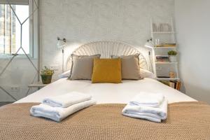 een slaapkamer met een wit bed en handdoeken bij 2 bedrooms 1 bathroom furnished - Justicia - incredible views - MintyStay in Madrid