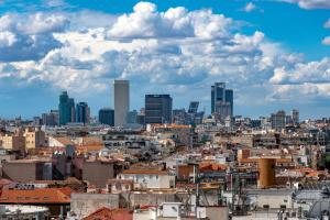een stadsgezicht met wolkenkrabbers bij 2 bedrooms 1 bathroom furnished - Justicia - incredible views - MintyStay in Madrid