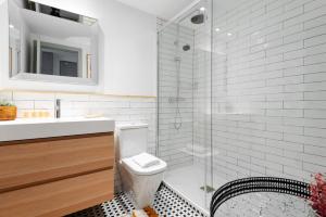 a bathroom with a toilet and a glass shower at Exclusivo y Moderno -2D 1B - Salamanca in Madrid
