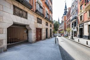 eine leere Straße in einer Stadt mit Gebäuden in der Unterkunft Central and modern- 2 bedrooms 1 bathroom - MintyStay- Sol in Madrid