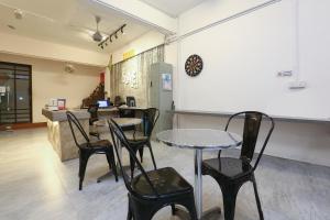 un restaurante con mesas, sillas y una barra en SPOT ON 90587 The Space Inn, en Kuala Terengganu
