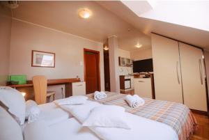 Postel nebo postele na pokoji v ubytování Car Royal Apartments and Rooms
