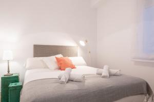1 dormitorio con 1 cama grande y toallas. en Bright and modern- 2 bedrooms 1bathroom- MintyStay - Bocángel en Madrid