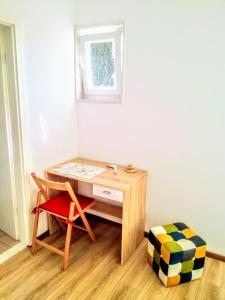 Elle comprend un petit bureau avec une chaise et une fenêtre. dans l'établissement Maja rooms, à Split