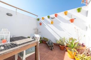 einen Balkon mit Topfpflanzen und einer weißen Wand in der Unterkunft MintyStay - Hernán Cortés in Madrid