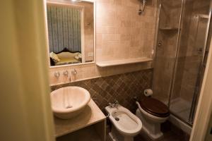 y baño con lavabo, aseo y ducha. en Piazza del Campo Honeymoon Suite, en Siena