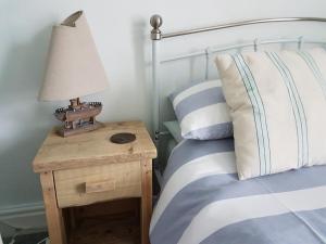 A bed or beds in a room at Claremont House Holiday Apartments