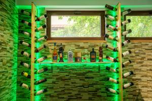 een kamer met een bos wijnflessen aan de muur bij Avis Hotel By WS Group in Boekarest
