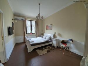 En eller flere senge i et værelse på Presidency House Self Check-in Apartments