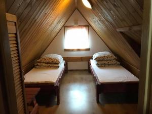 Habitación en el ático con 2 camas y ventana en Domek pod Skocznią en Zakopane