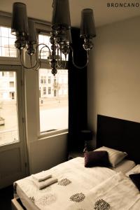 Een bed of bedden in een kamer bij Hotel Auberge Nassau