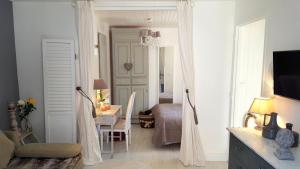a living room with a table and a dining room at Maison de Thau in Mèze
