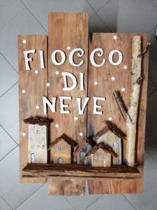 un panneau en bois qui dit florence diye dans l'établissement FIOCCO DI NEVE, à Vezza dʼOglio