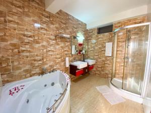 Koupelna v ubytování Java Hotel