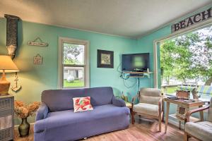 sala de estar con sofá púrpura y TV en Lovely Lake Cabin Boat Rentals and On-Site Bar en Dent