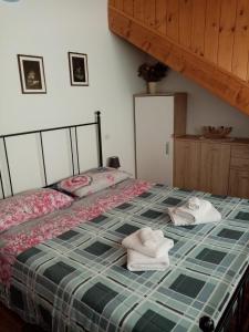1 dormitorio con 1 cama con toallas en HOME PREDIL en Tarvisio