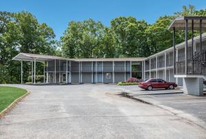 un aparcamiento vacío frente a un edificio en Rodeway Inn Anderson, en Anderson